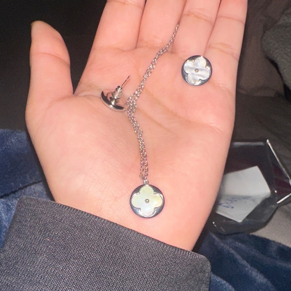 Elegant Silver and White Floral Jewelry Set